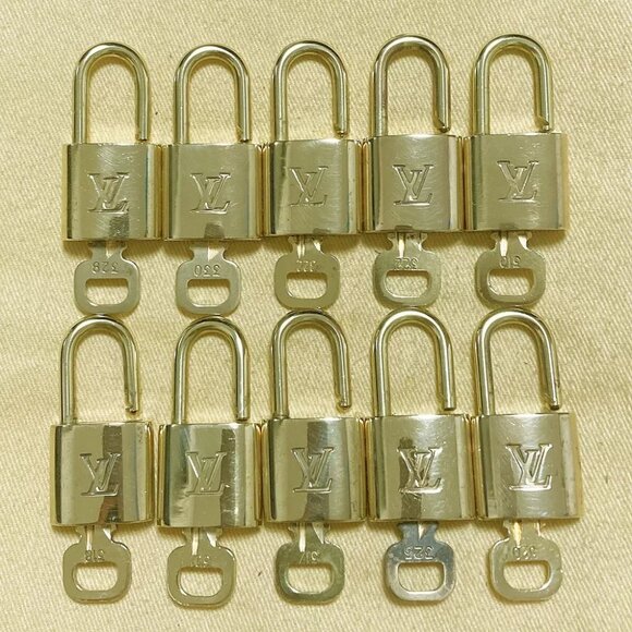 LOUIS VUITTON LV 10 SET PADLOCK KEY CHARM CADENA GOLD-PLATED FRANCE - Picture 1 of 4